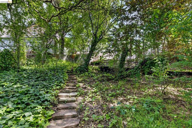 6301 Hillmont Drive, Oakland, CA 94605