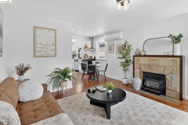 6301 Hillmont Drive, Oakland, CA 94605