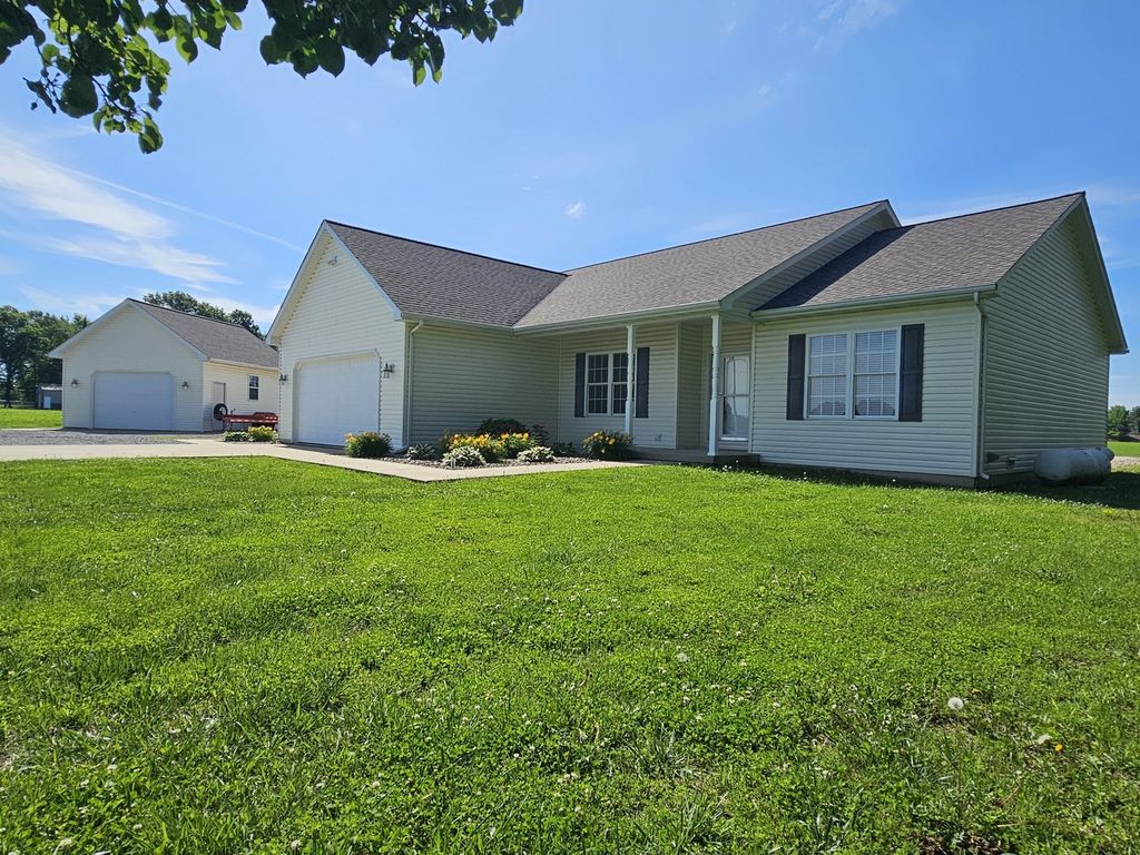 Image 1 of property listing at 17619 E Angling Road, Mt Vernon, IL 62864