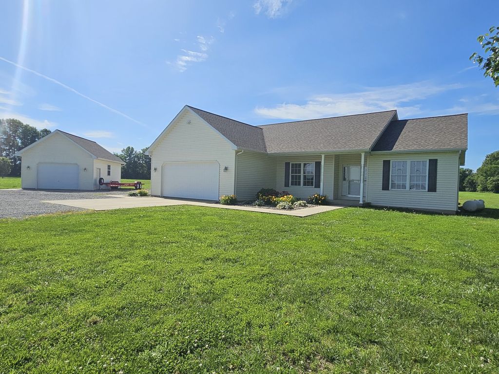 Image 2 of property listing at 17619 E Angling Road, Mt Vernon, IL 62864
