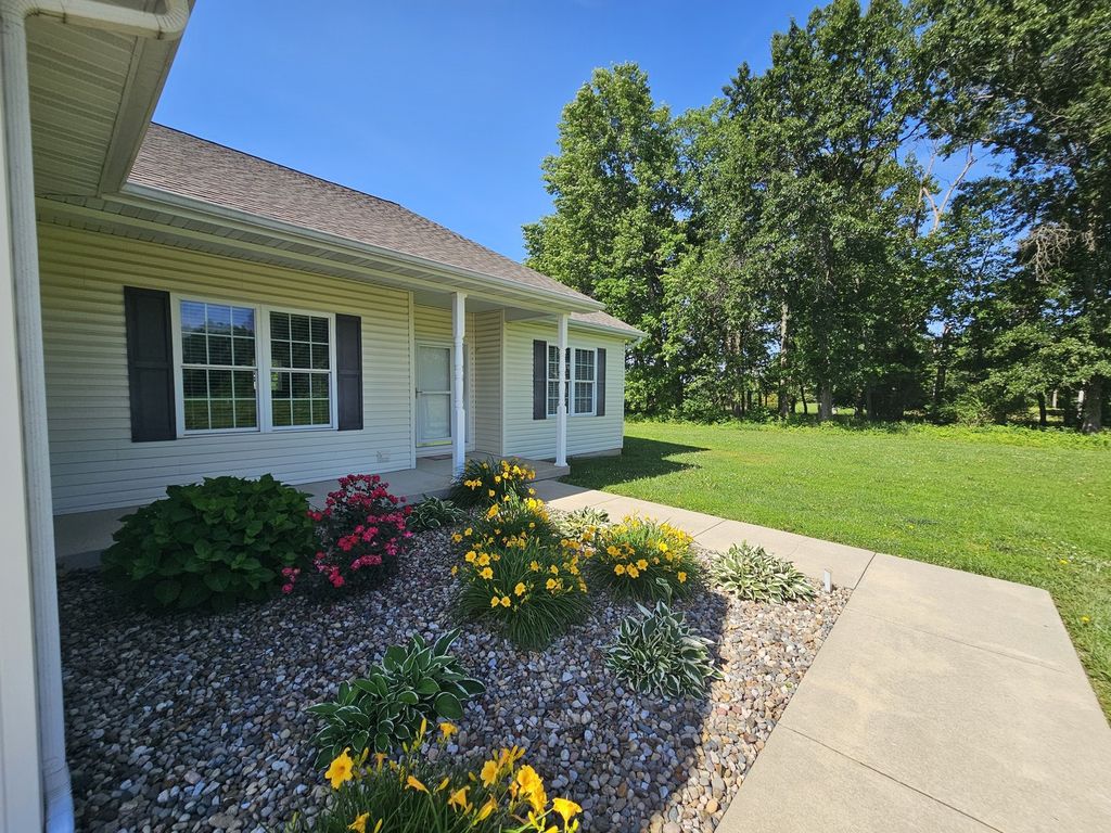 Image 11 of property listing at 17619 E Angling Road, Mt Vernon, IL 62864