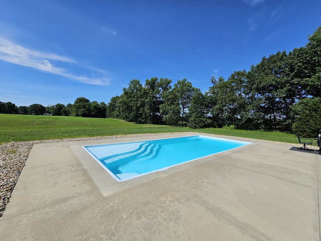 Image 12 of property listing at 17619 E Angling Road, Mt Vernon, IL 62864