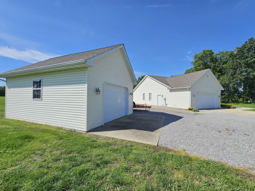 Image 13 of property listing at 17619 E Angling Road, Mt Vernon, IL 62864