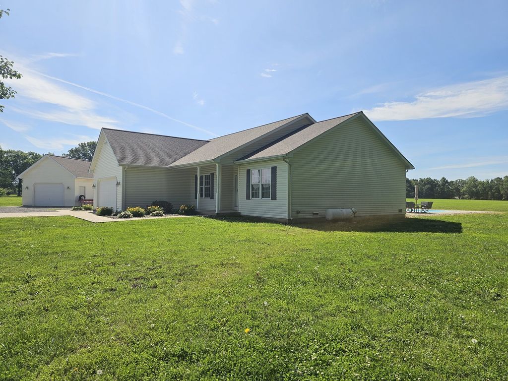 Image 14 of property listing at 17619 E Angling Road, Mt Vernon, IL 62864