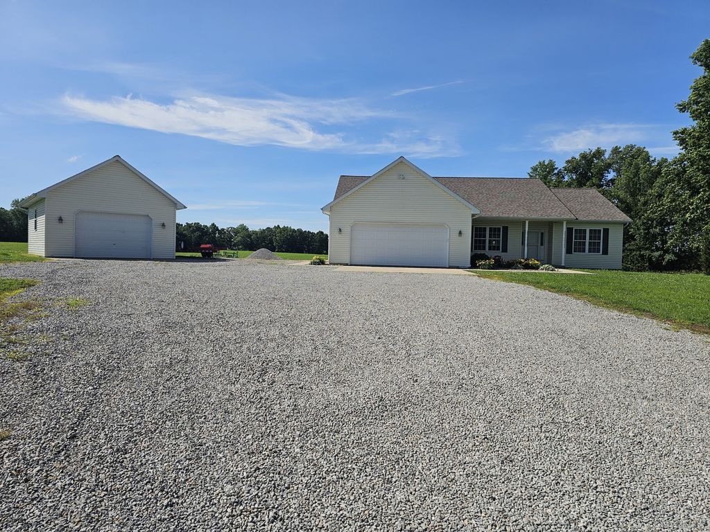 Image 15 of property listing at 17619 E Angling Road, Mt Vernon, IL 62864