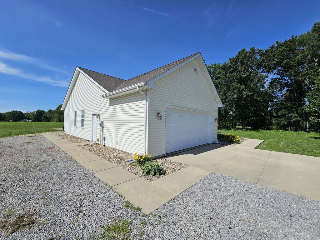 Image 16 of property listing at 17619 E Angling Road, Mt Vernon, IL 62864