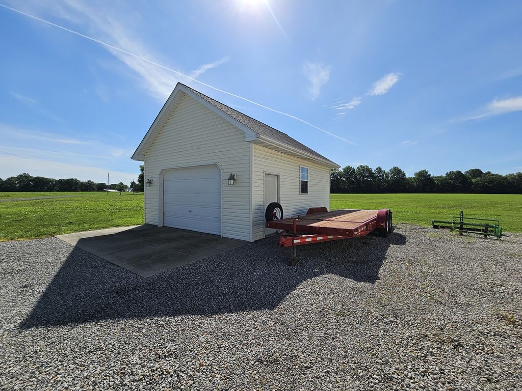 Image 17 of property listing at 17619 E Angling Road, Mt Vernon, IL 62864