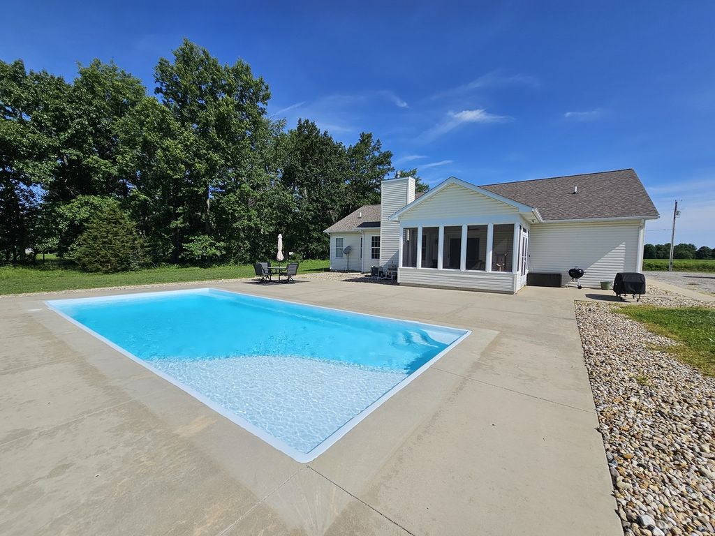 Image 3 of property listing at 17619 E Angling Road, Mt Vernon, IL 62864