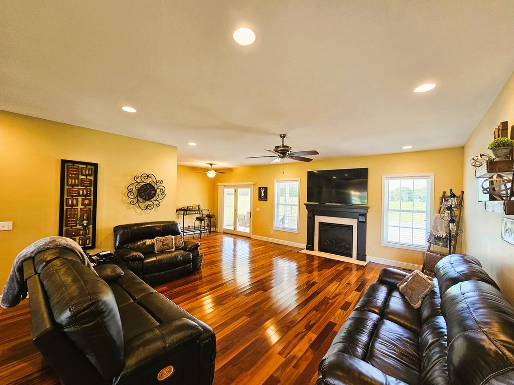 Image 21 of property listing at 17619 E Angling Road, Mt Vernon, IL 62864