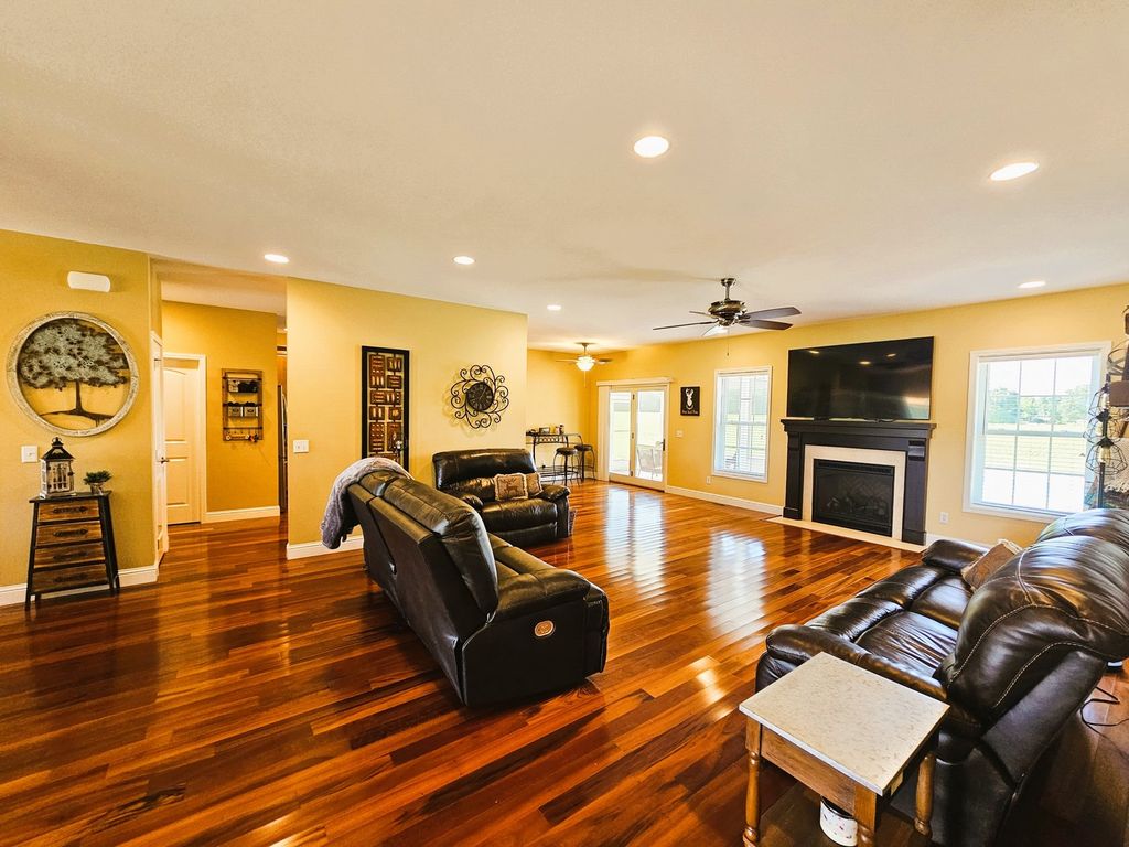 Image 23 of property listing at 17619 E Angling Road, Mt Vernon, IL 62864