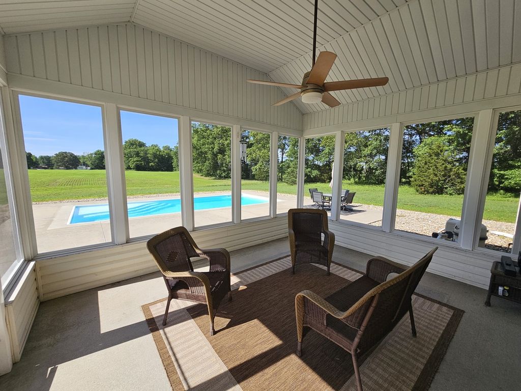 Image 4 of property listing at 17619 E Angling Road, Mt Vernon, IL 62864