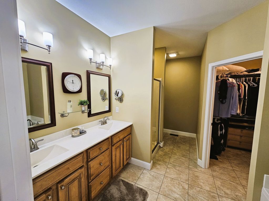 Image 33 of property listing at 17619 E Angling Road, Mt Vernon, IL 62864