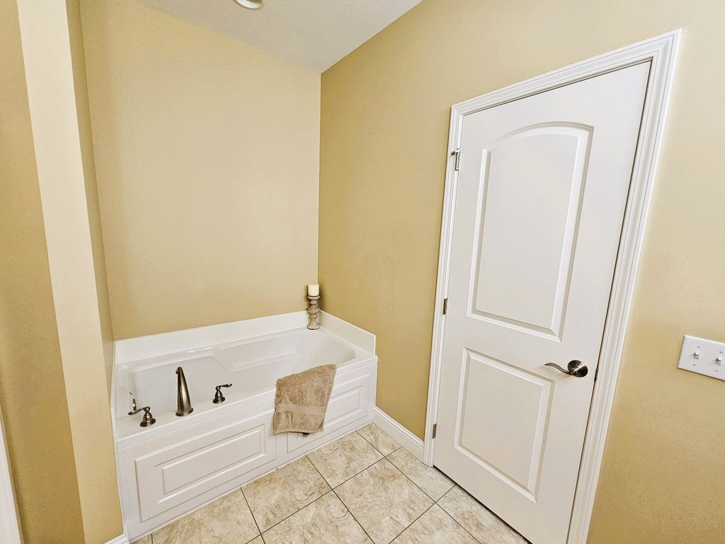 Image 34 of property listing at 17619 E Angling Road, Mt Vernon, IL 62864