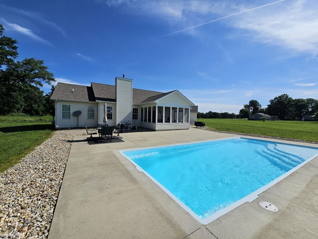 Image 5 of property listing at 17619 E Angling Road, Mt Vernon, IL 62864