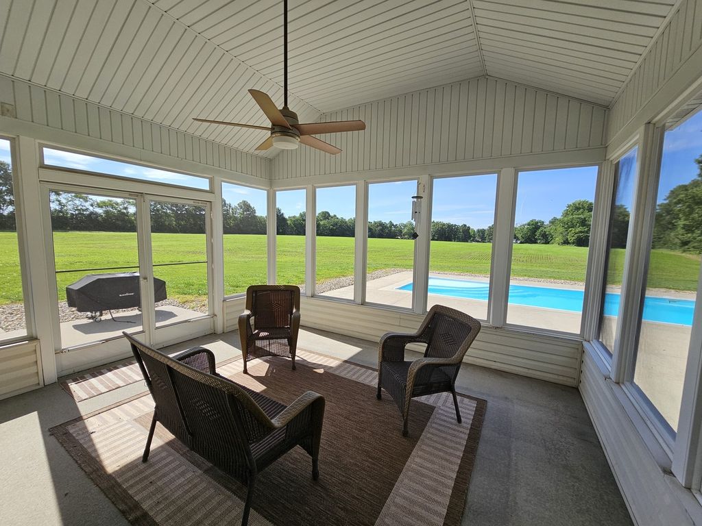 Image 6 of property listing at 17619 E Angling Road, Mt Vernon, IL 62864