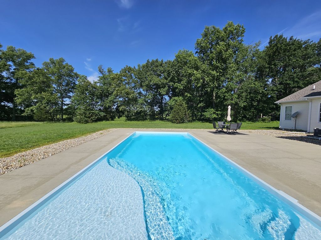 Image 7 of property listing at 17619 E Angling Road, Mt Vernon, IL 62864