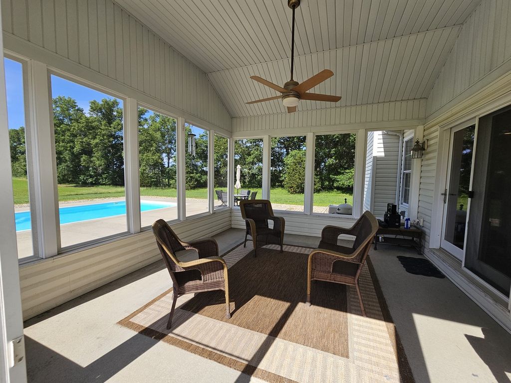 Image 8 of property listing at 17619 E Angling Road, Mt Vernon, IL 62864