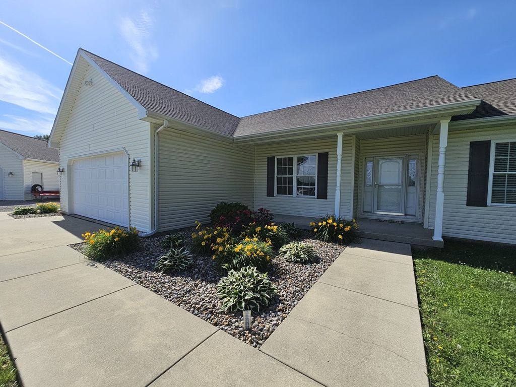 Image 9 of property listing at 17619 E Angling Road, Mt Vernon, IL 62864