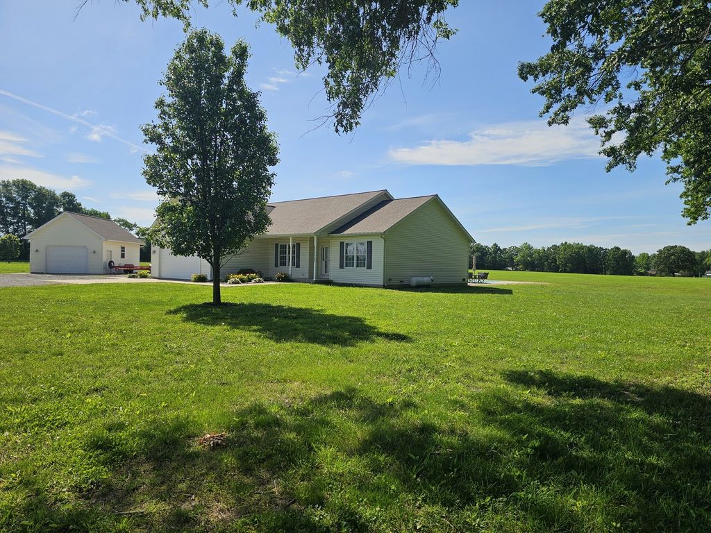 Image 10 of property listing at 17619 E Angling Road, Mt Vernon, IL 62864