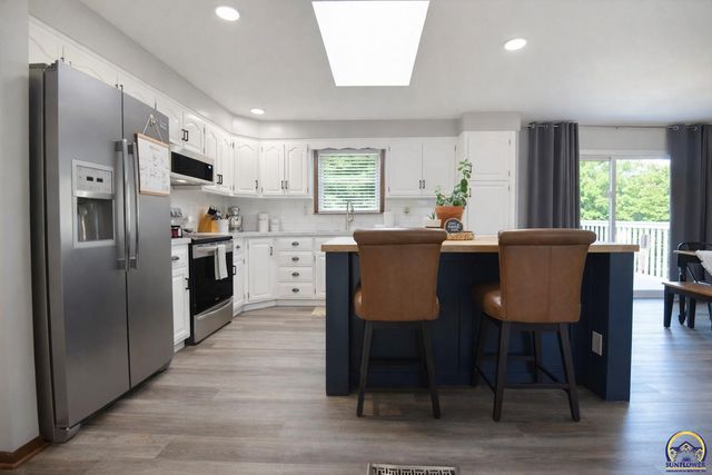 2809 SW Ashworth PL, Topeka, KS 66614