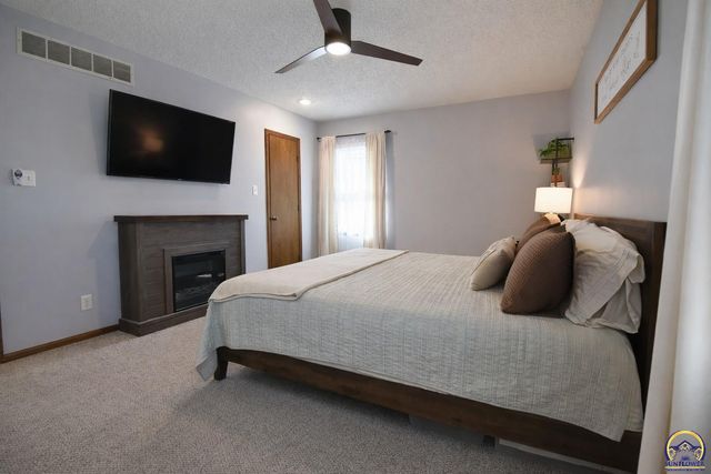 2809 SW Ashworth PL, Topeka, KS 66614