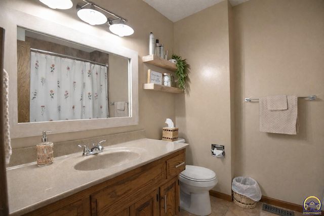 2809 SW Ashworth PL, Topeka, KS 66614