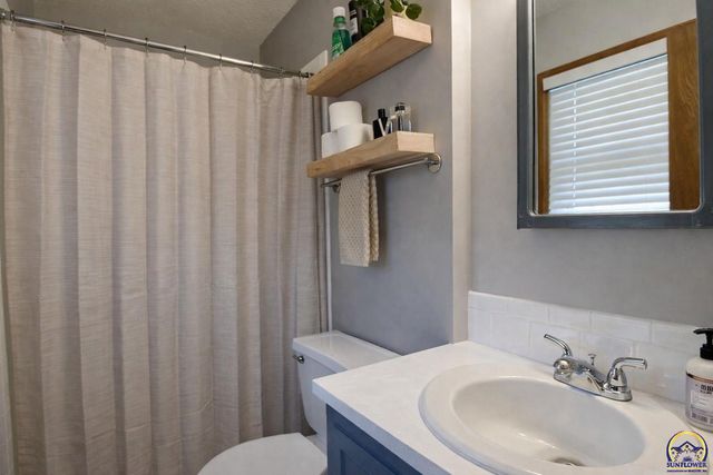 2809 SW Ashworth PL, Topeka, KS 66614