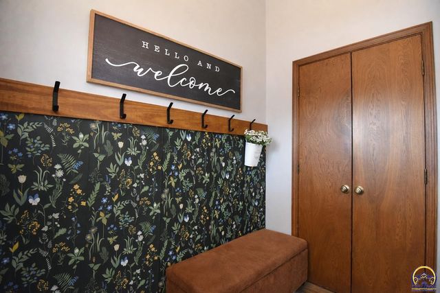 2809 SW Ashworth PL, Topeka, KS 66614