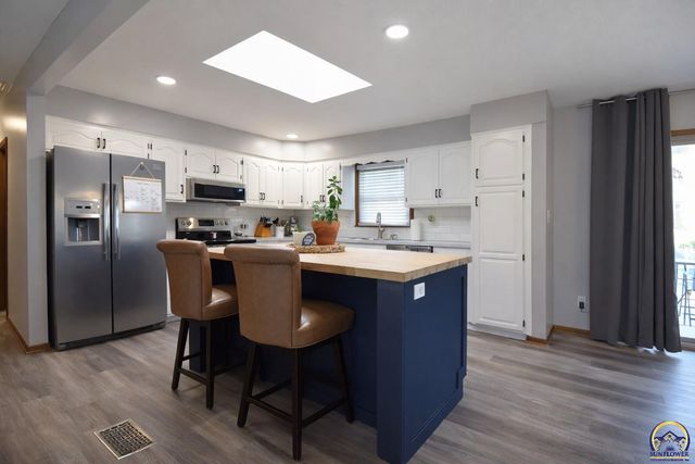 2809 SW Ashworth PL, Topeka, KS 66614