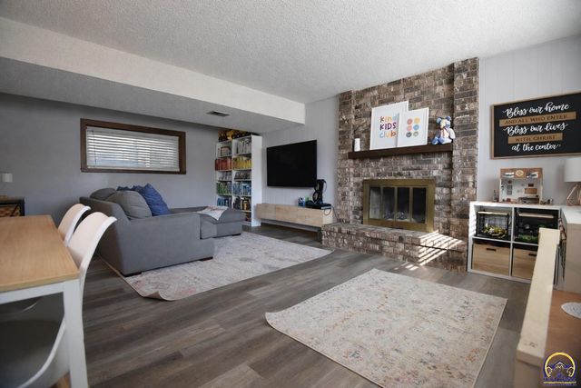 2809 SW Ashworth PL, Topeka, KS 66614