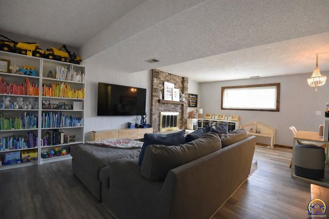 2809 SW Ashworth PL, Topeka, KS 66614