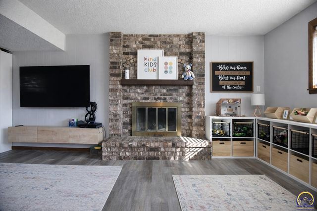 2809 SW Ashworth PL, Topeka, KS 66614