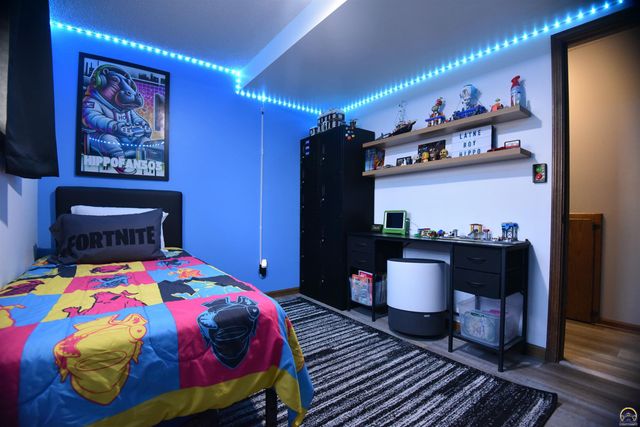 2809 SW Ashworth PL, Topeka, KS 66614