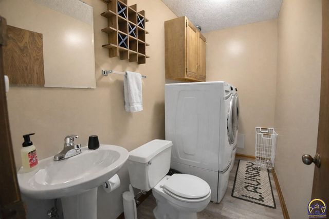 2809 SW Ashworth PL, Topeka, KS 66614