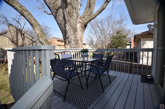 2809 SW Ashworth PL, Topeka, KS 66614