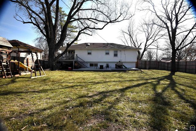 2809 SW Ashworth PL, Topeka, KS 66614