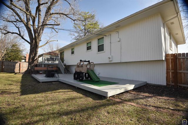 2809 SW Ashworth PL, Topeka, KS 66614