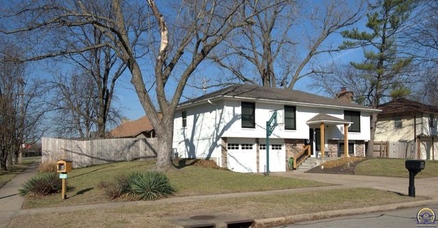 2809 SW Ashworth PL, Topeka, KS 66614