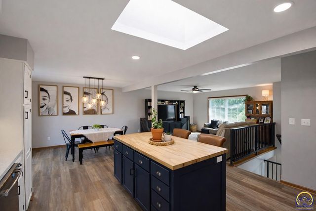 2809 SW Ashworth PL, Topeka, KS 66614