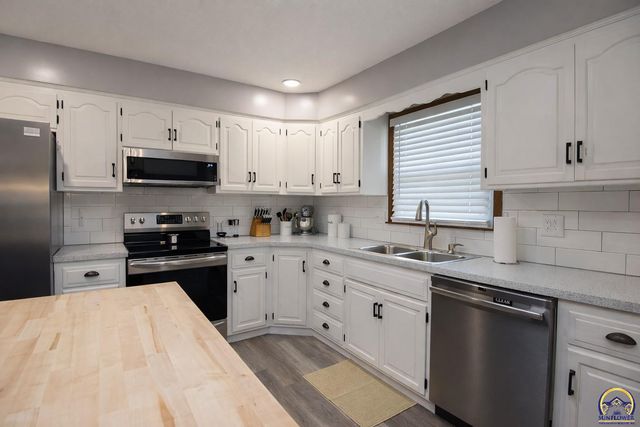 2809 SW Ashworth PL, Topeka, KS 66614