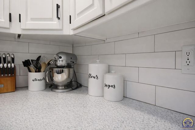 2809 SW Ashworth PL, Topeka, KS 66614