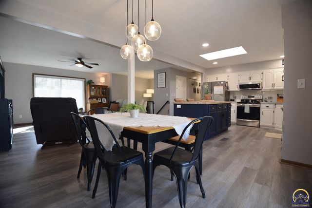 2809 SW Ashworth PL, Topeka, KS 66614