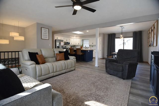 2809 SW Ashworth PL, Topeka, KS 66614