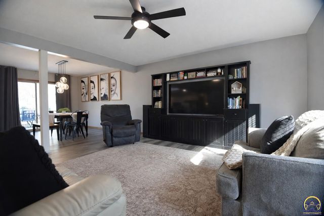 2809 SW Ashworth PL, Topeka, KS 66614