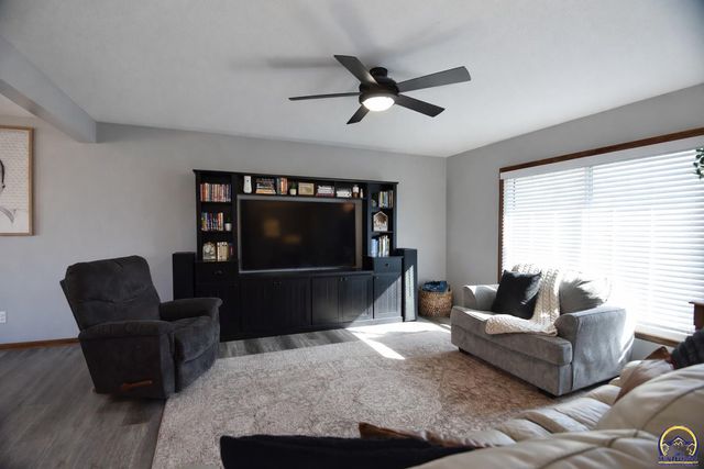 2809 SW Ashworth PL, Topeka, KS 66614