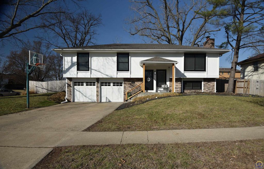 2809 SW Ashworth PL, Topeka, KS 66614