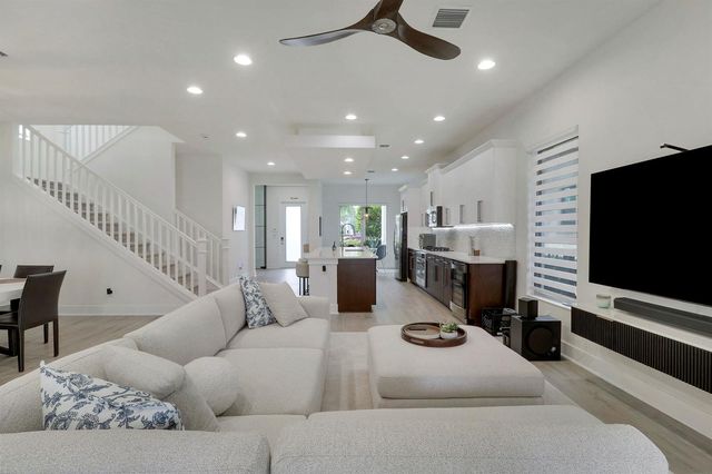 5029 GRANDIFLORA Road, Palm Beach Gardens, FL 33418