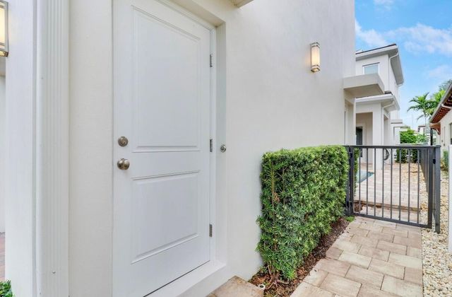 5029 GRANDIFLORA Road, Palm Beach Gardens, FL 33418