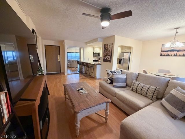 10 N Wood Ave 717, Linden City, NJ 07036