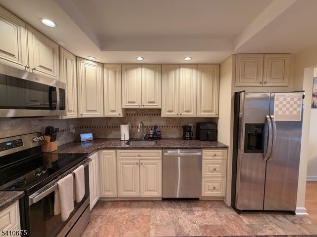 10 N Wood Ave 717, Linden City, NJ 07036